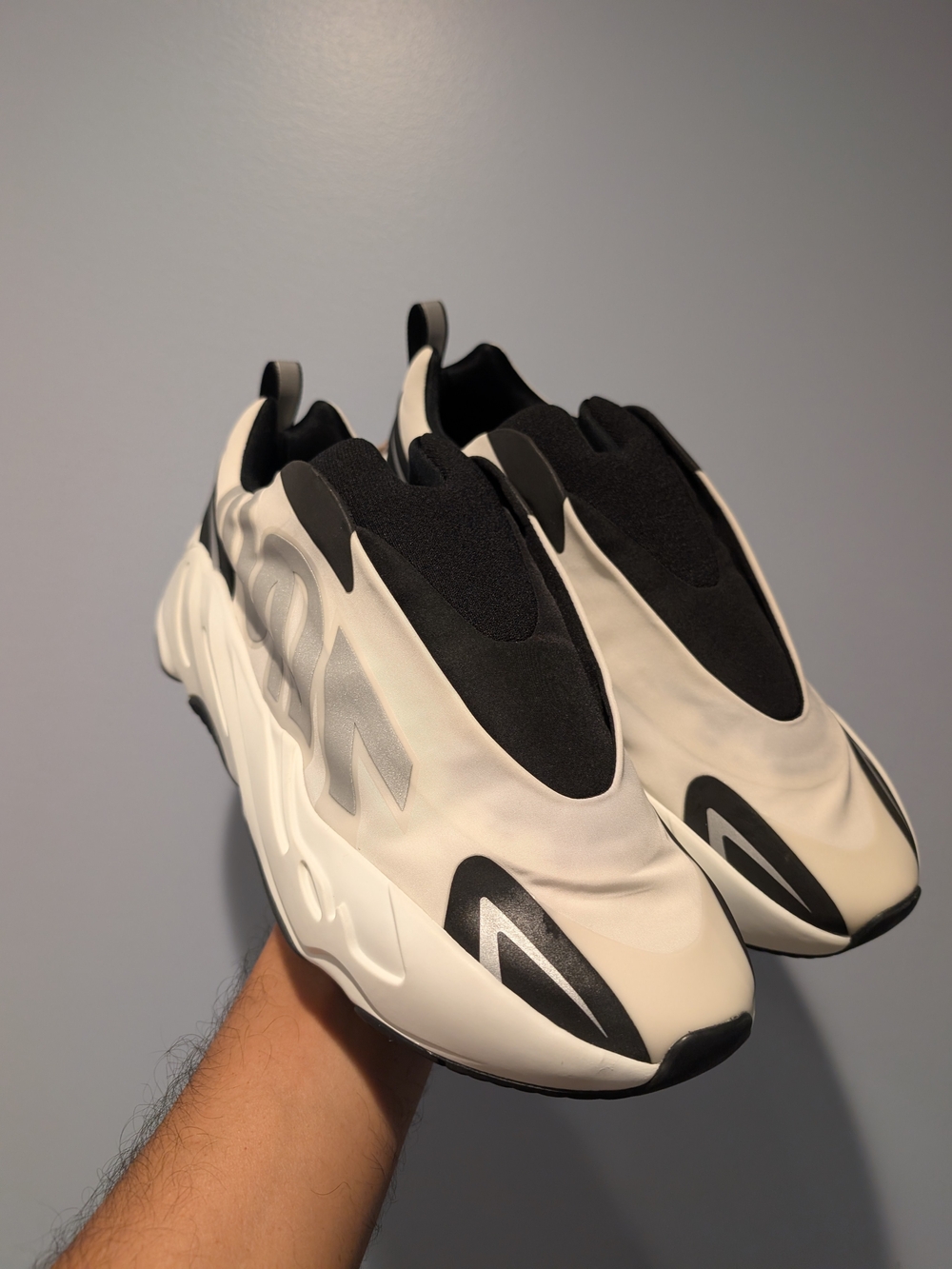 Adidas Yeezy 700 Laceless Analog MNVN Size 10.5M